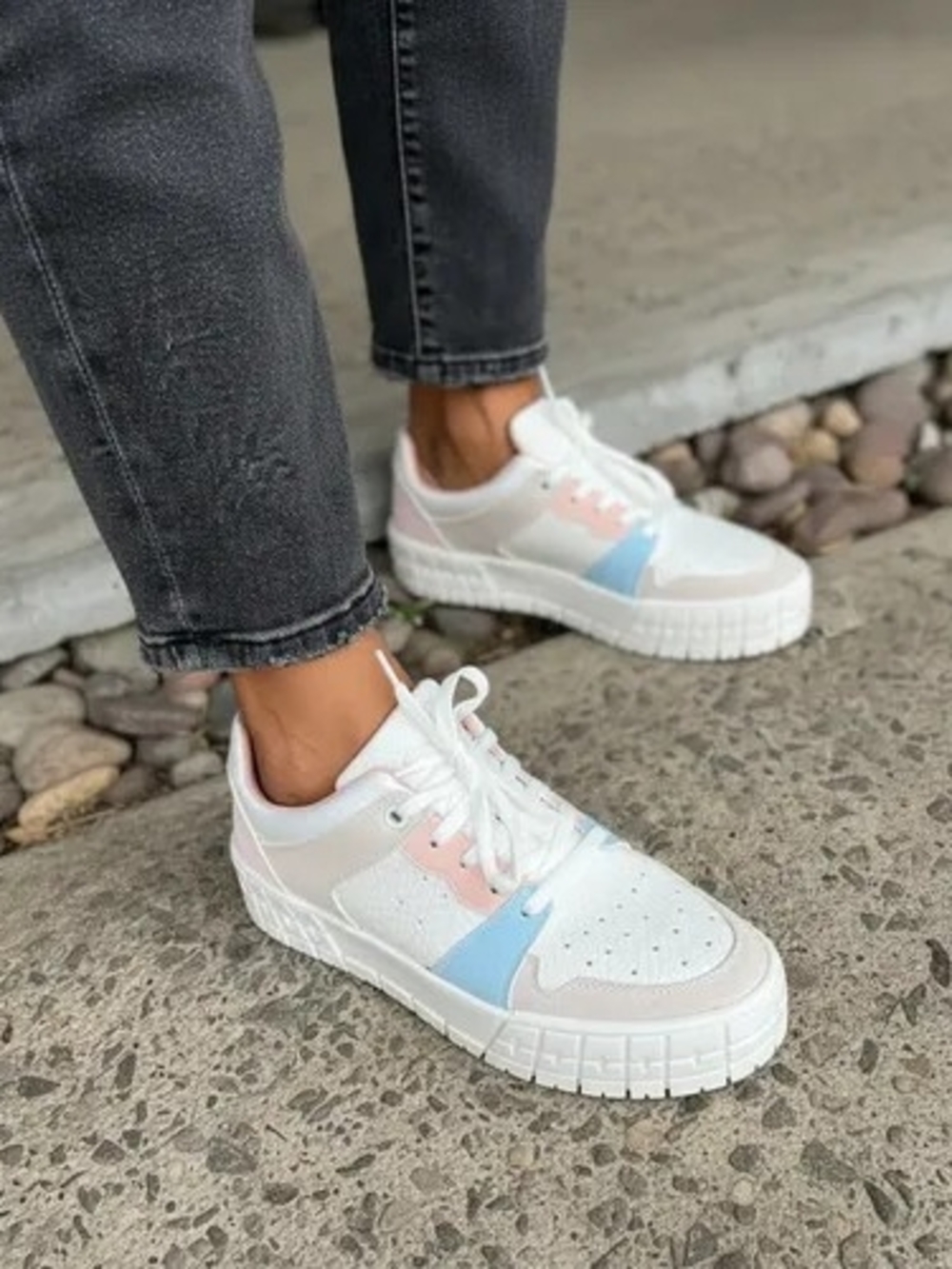 White Andrea platform sneakers are a US women's size 9.